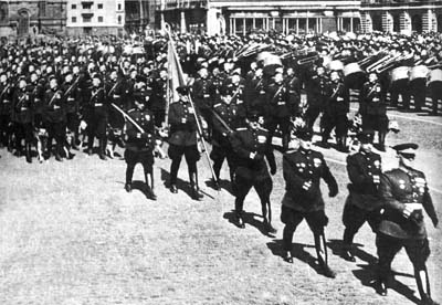 Военные собаководы на параде победы 1945